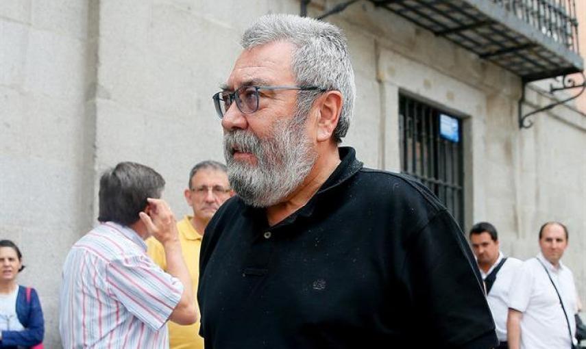 El secretario general de UGT, Cándido Méndez, a su llegada a la capilla ardiente de Pedro Zerolo, miembro de la Ejecutiva del PSOE y secretario de Movimientos Sociales, fallecido esta madrugada en su casa de Madrid, instalada en el patio de cristales de l