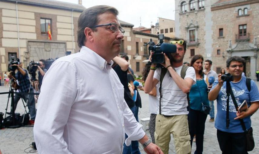 El secretario general del PSOE en Extremadura, Guillermo Fernández Vara, a su llegada a la capilla ardiente de Pedro Zerolo, miembro de la Ejecutiva del PSOE y secretario de Movimientos Sociales, fallecido esta madrugada en su casa de Madrid, instalada en