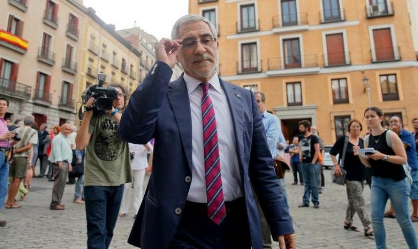 El diputado de IU, Gaspar Llamazares, a su llegada a la capilla ardiente de Pedro Zerolo, miembro de la Ejecutiva del PSOE y secretario de Movimientos Sociales, fallecido esta madrugada en su casa de Madrid, instalada en el patio de cristales de la Casa d