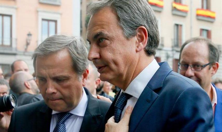 El expresidente del Gobierno, José Luis Rodríguez Zapatero junto al socialista Antonio Miguel Carmona a su llegada a la capilla ardiente de Pedro Zerolo, miembro de la Ejecutiva del PSOE y secretario de Movimientos Sociales, fallecido esta madrugada en su