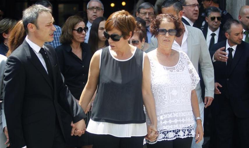 Jesús Santos, marido de Pedro Zerolo, junto a las hermanas de Zerolo, ante la capilla ardiente instalada en el patio de cristales de la Casa de la Villa. EFE/Víctor Lerena