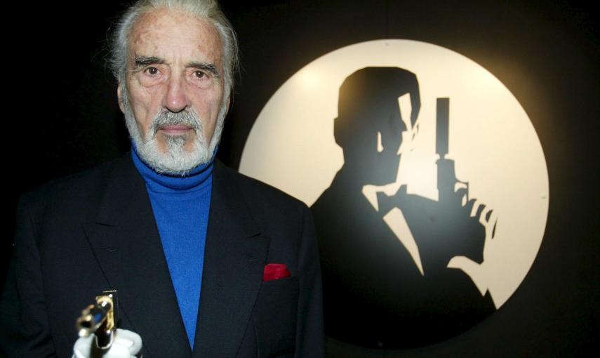 Christopher Lee, quien participó en la película de James Bond  "El hombre de la pistola de oro" haciendo de malo bajo el nombre de Scaramanga. En esta foto sale posando en el Museo de las Ciencias de Londres / REUTERS