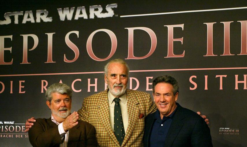 El director de cine George Lucas, con el actor Christopher Lee y el productor Rick McCallum en uno de los photocalls de 'Star Wars Episode III - La Venganza De Los Sith' / REUTERS