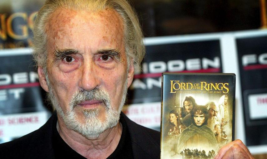 El actor Christopher Lee posando con uno de los DVDs de "El Señor de los Anillos" en Londres / REUTERS