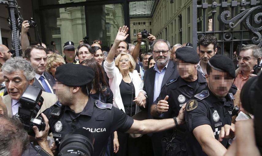 La cabeza de lista de Ahora Madrid al Ayuntamiento de la capital, Manuela Carmena, saluda mientras deja el Ayuntamiento tras ser elegida alcaldesa de Madrid. EFE/ALBERTO MARTIN