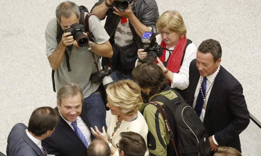 Los portavoces del PSOE en el Ayuntamiento de Madrid, Antonio Miguel Carmona, y del PP, Esperanza Aguirre, tras la constitución del consistorio y la proclamación de la cabeza de lista de Ahora Madrid, Manuel Carmena, como nueva alcaldesa de la capital. EF