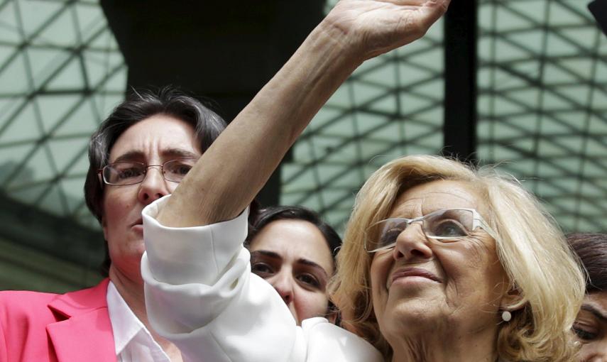 Manuela Carmena, cabeza de lista de Ahora Madrid al Ayuntamiento de la capital de España, aplaude tras haber sido proclamada nueva alcaldesa de la ciudad. REUTERS/Andrea Comas