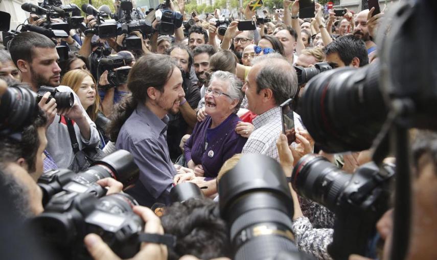 El secretario general de Podemos, Pablo Iglesias, saluda tras asistir hoy en el Ayuntamiento de Madrid a la investidura de la cabeza de lista de Ahora Madrid al Ayuntamiento de la capital, Manuela Carmena, como alcaldesa de Madrid. EFE/ALBERTO MARTIN