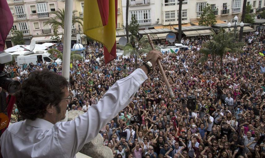 El nuevo alcalde de Cádiz, José María González Santos "Kichi", saluda desde el balcón del Ayuntamiento tras tomar posesión de su cargo. Centenares de personas han esperado la salida de "Kichi" al balcón del consistorio para aclamar a su nuevo alcalde. EFE