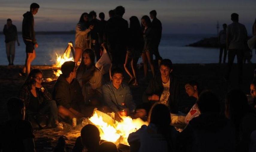 Miles de españoles han disfrutado de esta noche mágica. Sólo en A Coruña han acudido más de 150.000 personas, la mayoría en las playas de Riazor y Orzán./ REUTERS