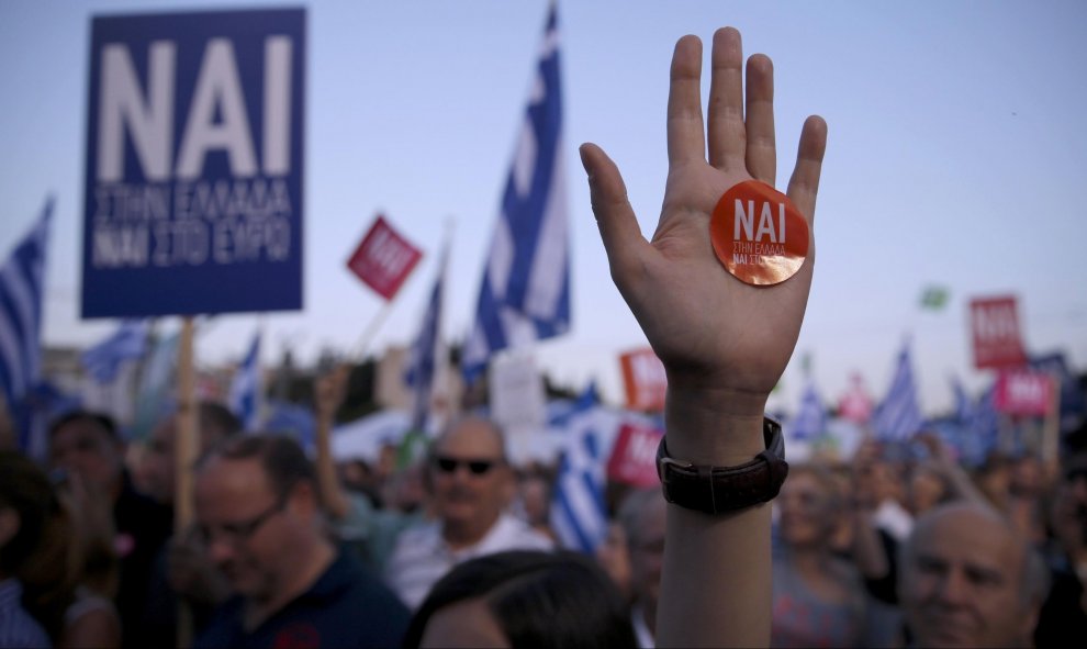 'Nai', sí, en griego. Las encuestas dan una ligera ventaja al 'sí para el domingo. - REUTERS