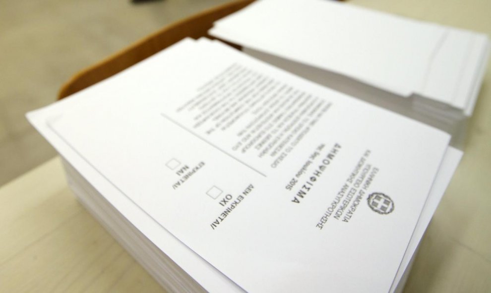 Las papeletas del referéndum griego con el 'sí' o el 'no' al austericidio. REUTERS/Jean-Paul Pelissier