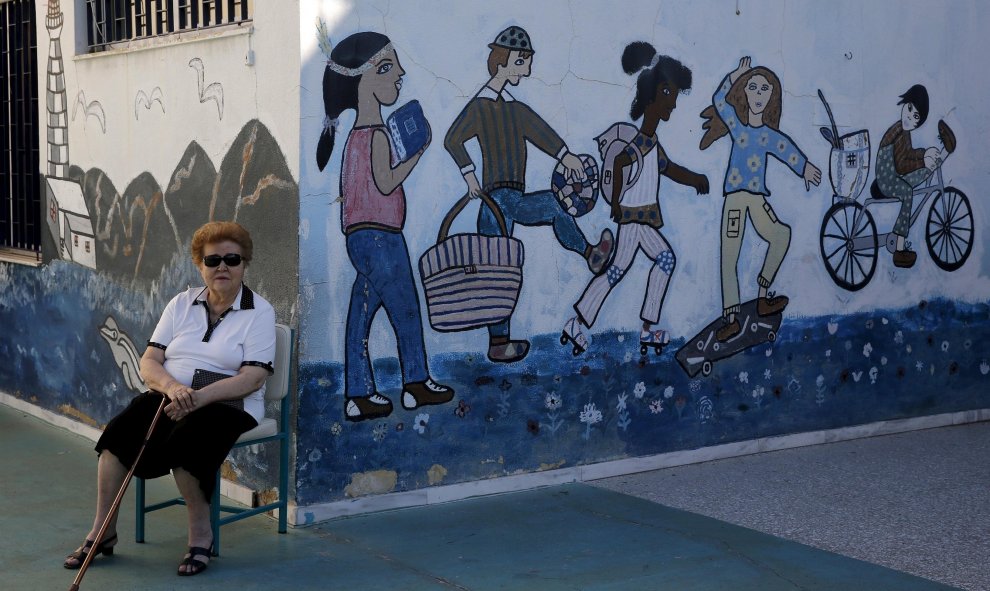 Una votante espera a las afueras de un colegio electoral de Atenas para votar.   REUTERS/Yannis Behrakis