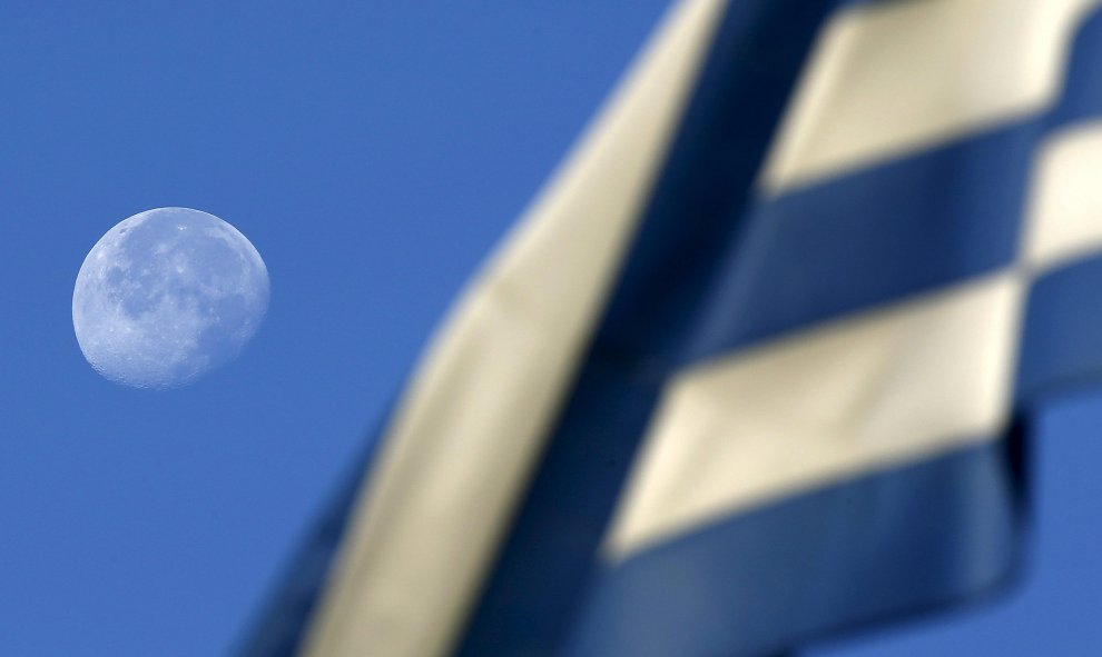La luna todavía lucía en el cielo en la hora de apertura de los colegios electorales de Atenas. REUTERS/Yannis Behrakis