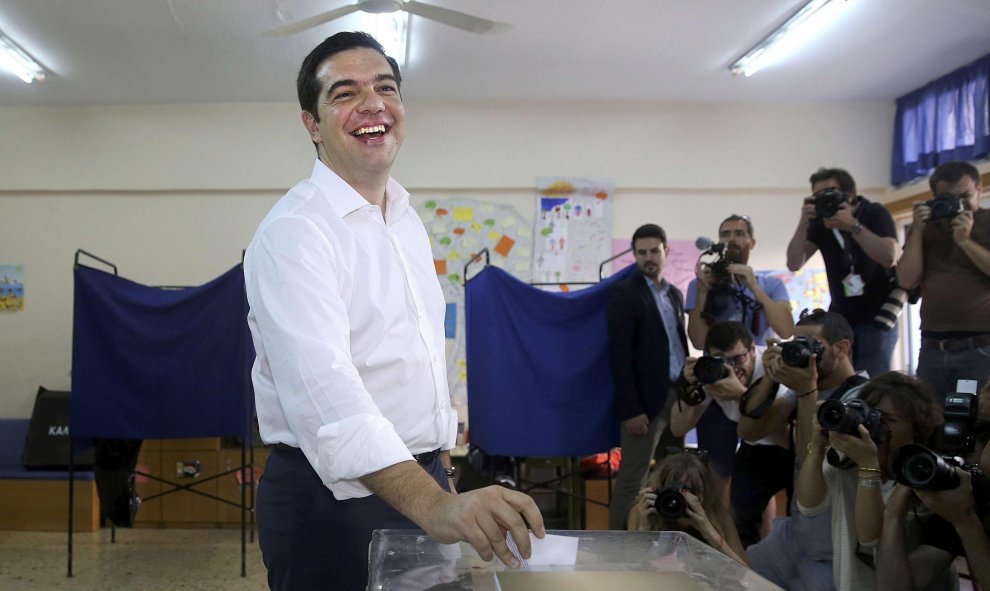 Alexis Tsipras introduce su voto en la urna de un colegio electoral de Atenas. REUTERS/Alkis Konstantinidis