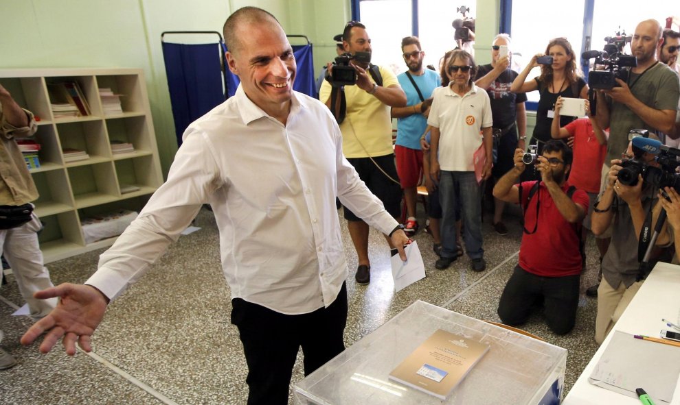 El ministro griego de Finanzas, Yanis Varoufakis, vota en un colegio electoral de Atenas.  REUTERS/Jean-Paul Pelissier