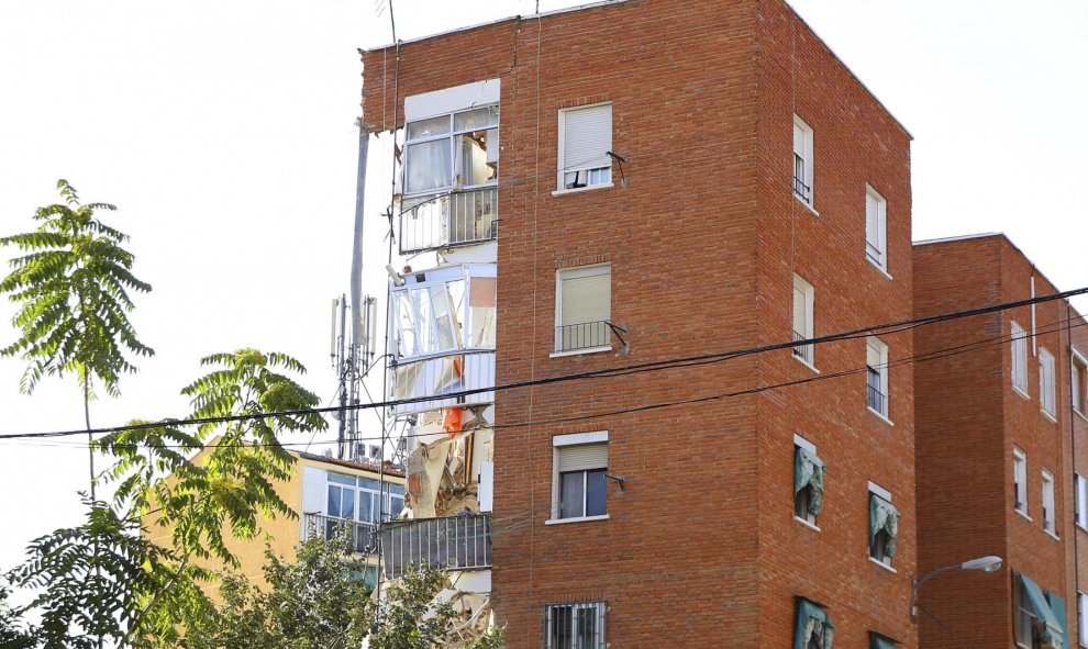 Un edificio de viviendas del madrileño barrio de Carabanchel se ha derrumbado en gran parte después de que sus vecinos.- EFE