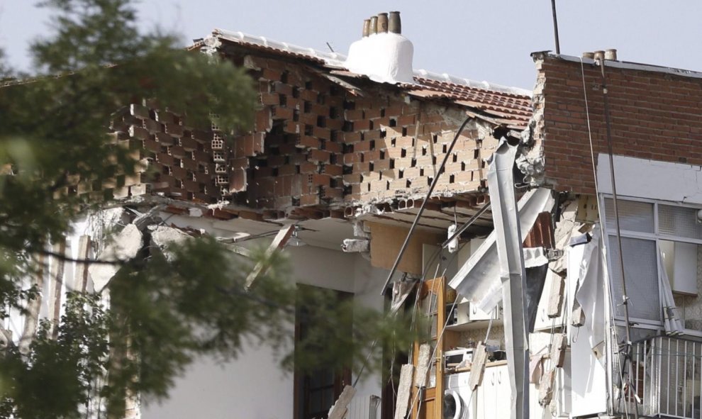 Un edificio de viviendas del madrileño barrio de Carabanchel se ha derrumbado.- EFE.