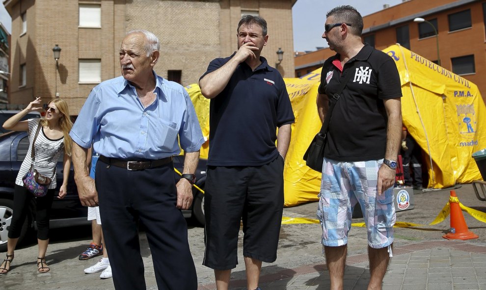 Varios vecinos junto al edificio derrumbado en el barrio madrileño de Carabanchel. REUTERS/Andrea Comas