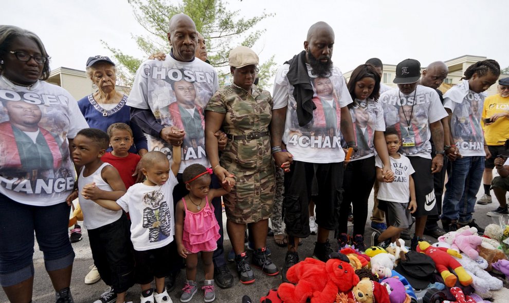 El padre de Michael Brown y otros miembros de la familia oran en un monumento antes de una marcha de protesta en Ferguson. REUTERS