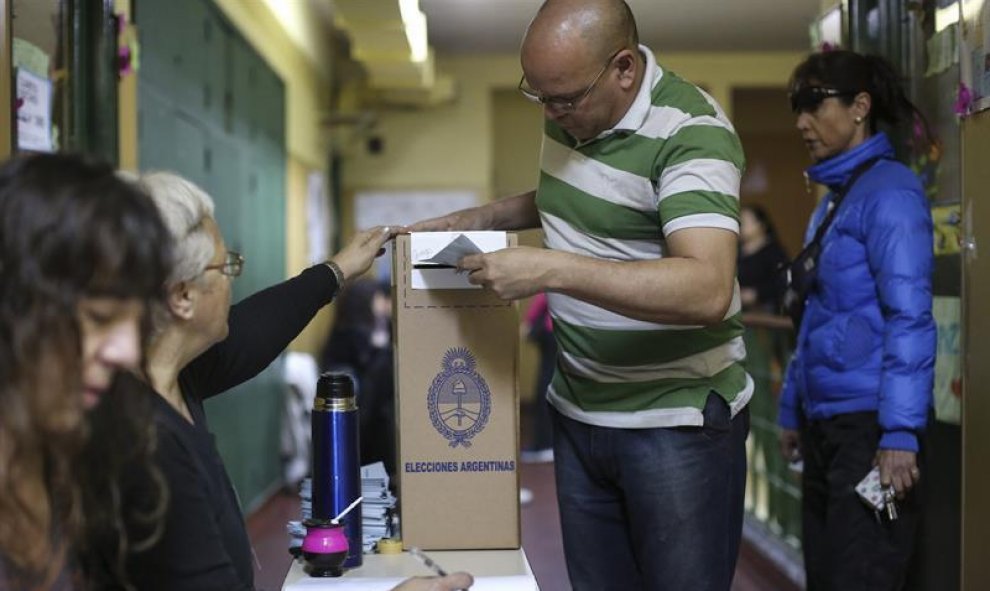 Varios ciudadanos argentinos votan en la jornada electoral de hoy, 09 de agosto de 2015. Los colegios electorales de Argentina abrieron este domingo a las 08.00 hora local (11.00 GMT) para las elecciones primarias que definirán a los candidatos para las