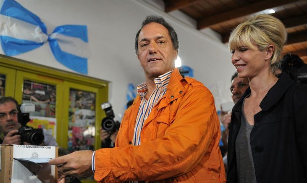 El gobernador de la provincia de Buenos Aires, Daniel Scioli, vota hoy, domingo 9 de agosto de 2015, a su centro electoral para votar en los comicios argentinos. EFE/Martin Di Maggio