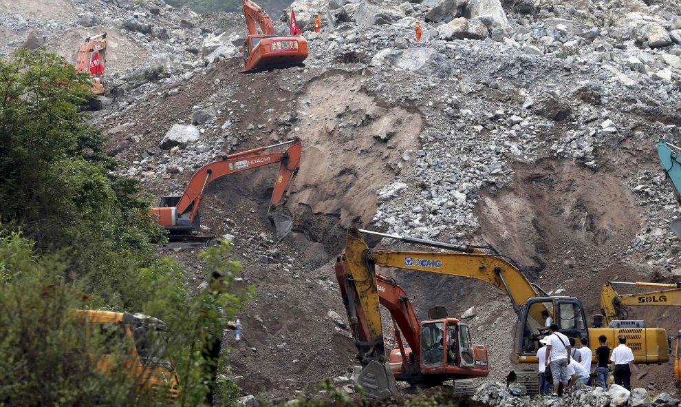 Los servicios de rescate chinos buscan supervivientes en una mina que se derrumbó por un corrimiento de tierras causado por la explosión. REUTERS