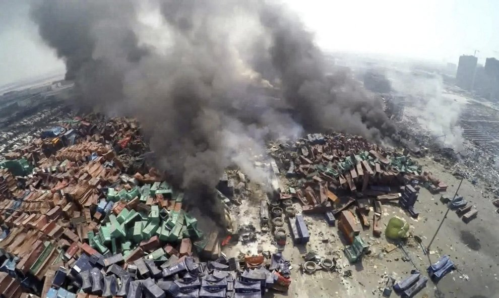 Varios contenedores de mercancías han ardido tras la explosión, que ha tenido lugar cerca de una zona portuaria. EFE