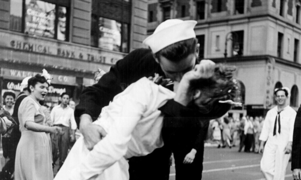 La famosa imagen del fotógrafo Alfred Eisenstaedt que se publicó en la revista estadounidense 'Life' en 1945 bajo el título 'El día de la victoria en Times Square'./ EP