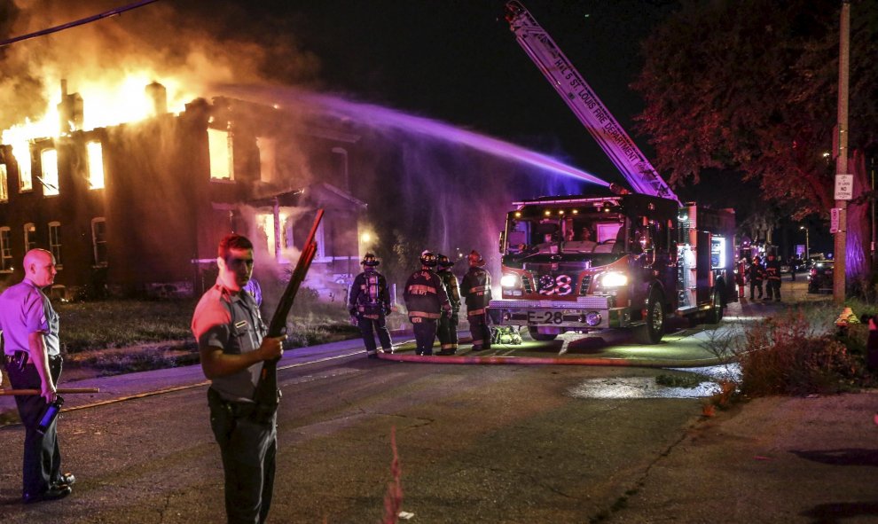 Los bomberos tratan de apagar un incendio en un edificio abandonado en la Ciudad de San Luis. REUTERS