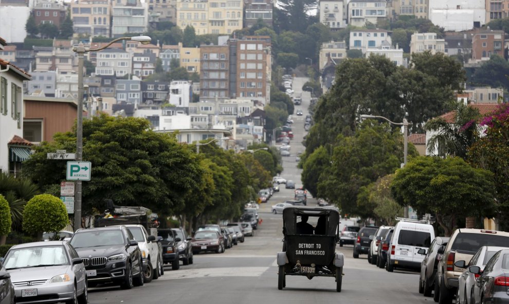 Un coche Ford de 1915 transcurre por las calles de San Francisco. REUTERS