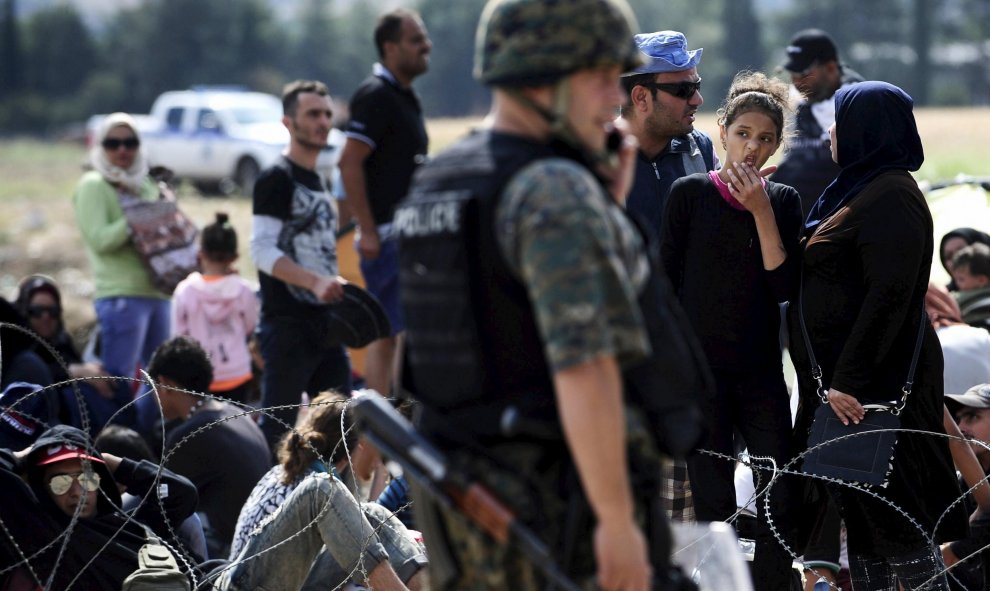 Según la agencia de noticias griega AMNA, los agentes intentaron dispersar a unos 2.000 inmigrantes, en su mayoría refugiados, que estaban bloqueados en Eidomeni, el paso fronterizo del sur de la Antigua República Yugoslavia de Macedonia./ REUTERS