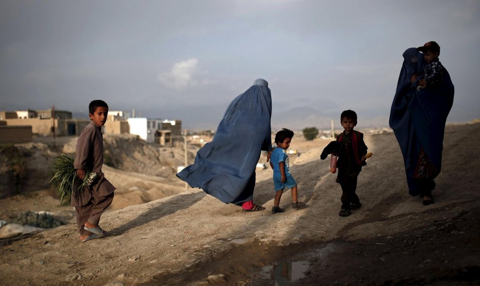 Una familia camina por una calle de Kabul, Afganistán, 24 de agosto de 2015. REUTERS / Ahmad Masood