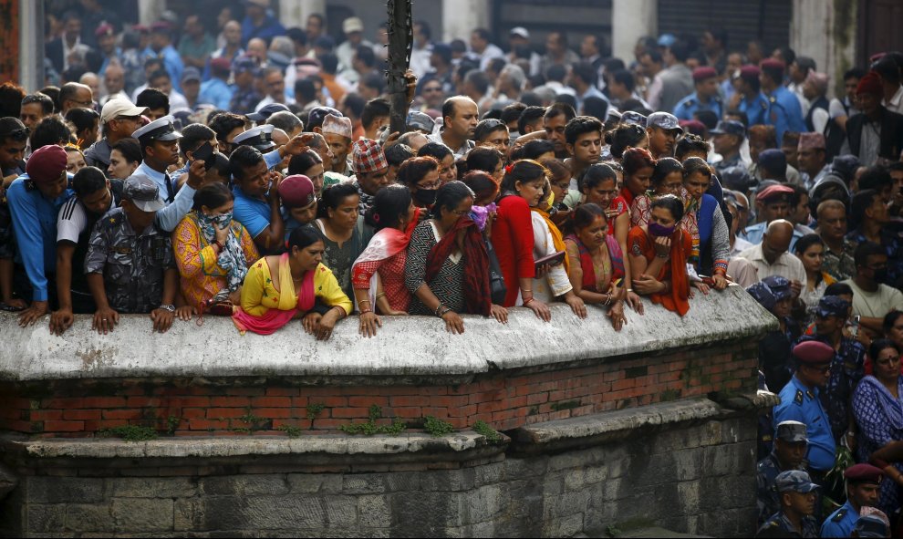 La gente se reúne para observar la cremación del superintendente de la Policía (SSP) Laxman Neupane, que fue asesinado en la protesta del lunes, a Tikapur en el distrito de Kailali, Nepal 25 de agosto 2015. REUTERS/Navesh Chitrakar