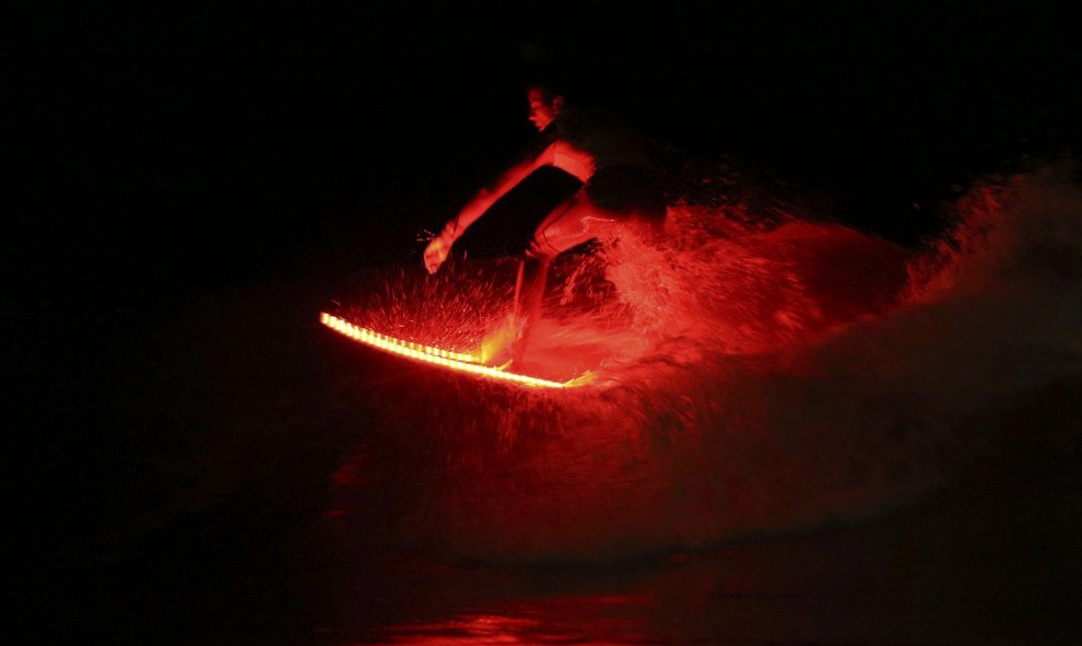 La noche más especial para los surfistas en la que deporte y espectáculo se unen de noche en la playa de Patos, en la localidad pontevedresa de Nigrán, para ofrecer una exhibición de surf nocturno de la mano de los campeones gallegos de este deporte. EFE/