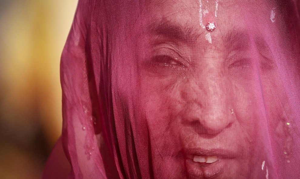 Una señora hindú después de tomar un baño en las aguas del río Godavari durante el festival Pitcher en Nashik, India, 26 de agosto de 2015. REUTERS / Danish Siddiqui