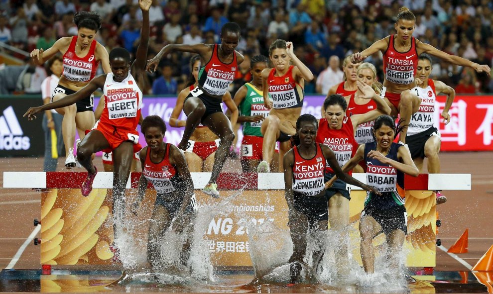 Atletas saltan un obstáculo de agua en los 3000 metros femeninos en la final del Campeonato Mundial de la IAAF en el Estadio Nacional en Pekín, China, 26 de agosto de 2015. REUTERS / Damir Sagolj