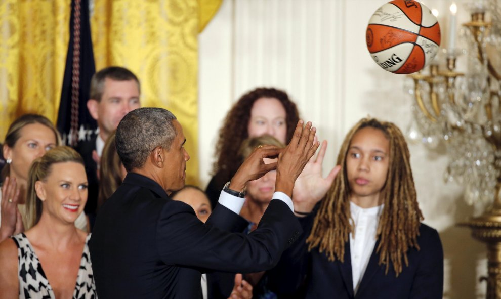 El presidente estadounidense, Barack Obama juega con una pelota de baloncesto mientras da la bienvenida a los campeones de la WNBA Phoenix Mercury en el Salón Este de la Casa Blanca en Washington, 26 de agosto de 2015. REUTERS / Carlos Barria