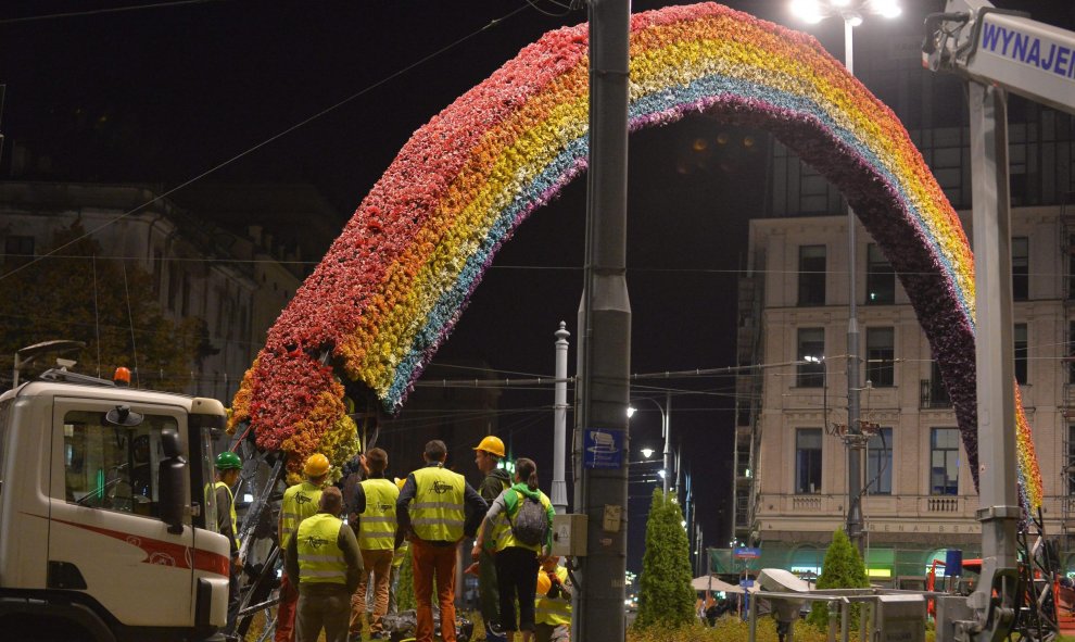 Trabajadores retiran la instalación "Arcoíris" de la artista polaca Julita Wojcik anoche, miércoles 26 de agosto de 2015, en la Plaza Savior, en Varsovia (Polonia). La instalación artística, que estuvo en la Plaza Savior desde junio de 2012, es un símbolo