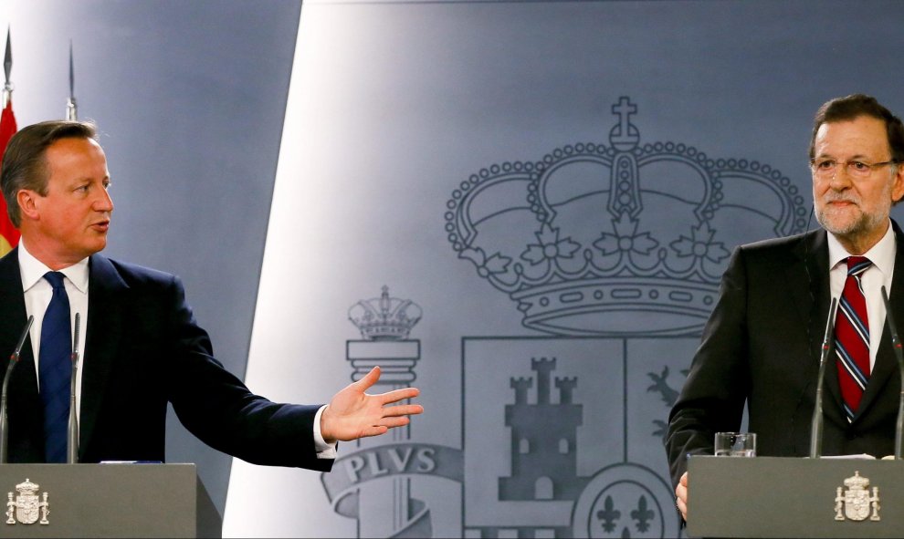 El primer ministro británico, David Cameron, y el presidente del Gobierno, Mariano Rajoy (d), durante la rueda de prensa conjunta ofrecida tras la reunión que han mantenido hoy en el Palacio de La Moncloa. EFE/JuanJo Martin