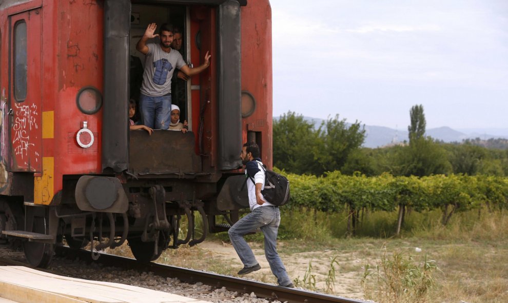Miles de inmigrantes en Macedonia abordaron este domingo algunos trenes que viajaban al norte después de pasar la noche en un campamento improvisado./ REUTERS