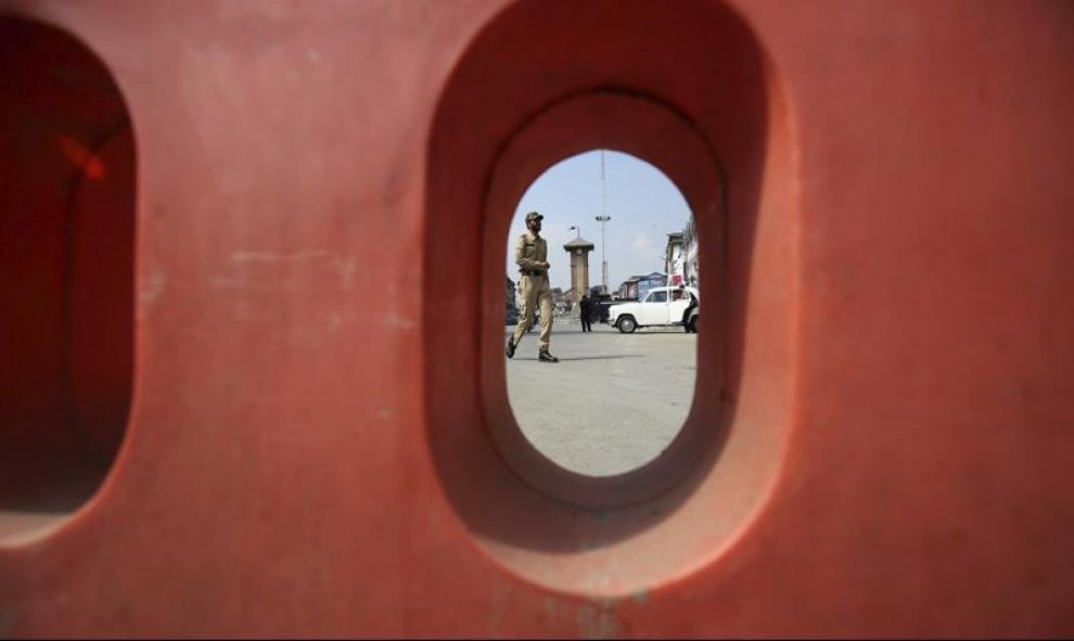 Un policía patrulla una calle tras una barricada levantada en una zona restringida de Lal Chowk en Srinagar, capital estival de la Cachemira india, hoy, 7 de septiembre de 2015. EFE/Farooq Khan