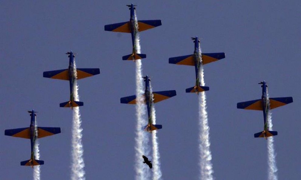 "El Escuadrón de Humo" (Esquadrilha da Fumaça) realiza una exhibición durante el desfile militar del Día de la Independencia en Brasilia (Brasil). EFE/Fernando Bizerra