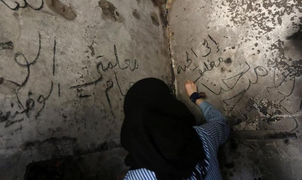 Una niña palestina escribe "Al paraiso, profesora" en la casa de Riham Dawabshe, la mujer fallecida tras más de un mes en estado grave por las quemaduras que sufrió en un ataque a su vivienda atribuido a radicales judíos. EFE/Alaa Badarneh