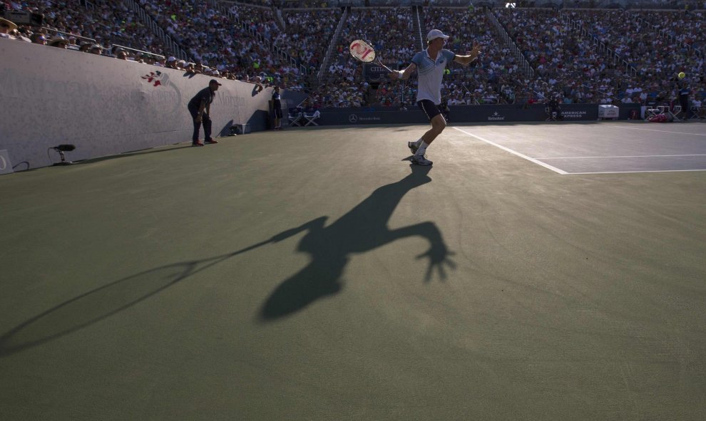 Kevin Anderson de Sudáfrica juega contra Andy Murray de Gran Bretaña durante la cuarta ronda en el torneo de tenis Open de Estados Unidos en Nueva York, ayer. REUTERS / Adrees Latif