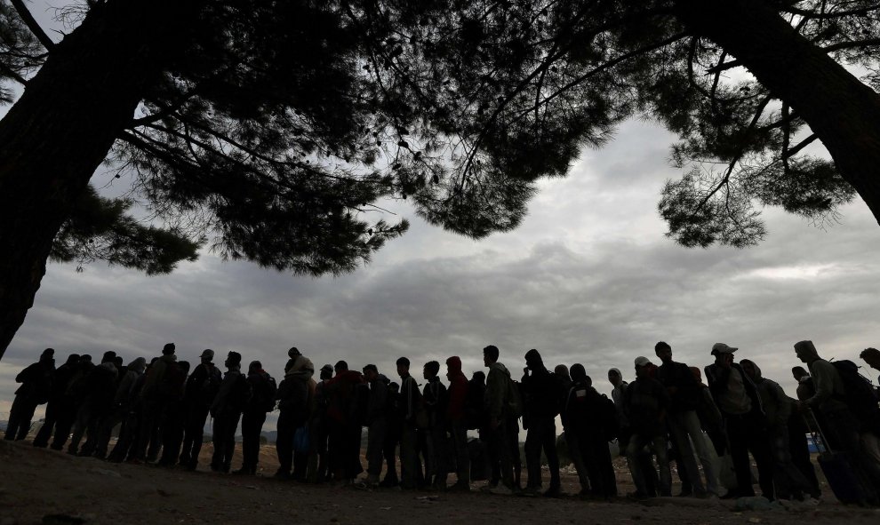 Refugiados sirios hacen cola para cruzar la frontera de Grecia con Macedonia, cerca de la localidad griega de Idomeni, 8 de septiembre de 2015. REUTERS / Yannis Behrakis