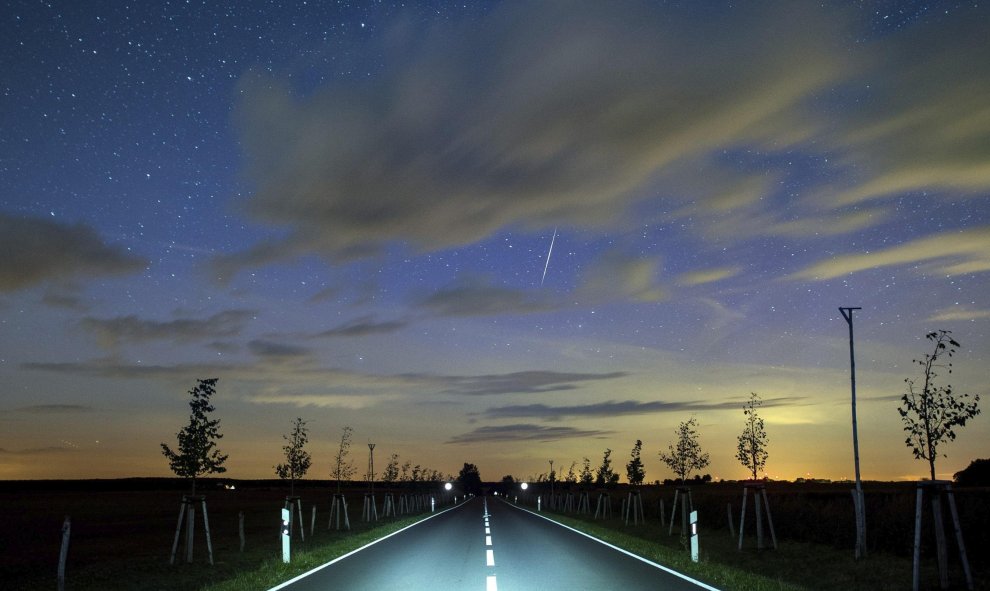 Un meteoro atraviesa el cielo durante una lluvia de estrellas en Lietzen (Alemania), anoche. EFE/Patrick pleul