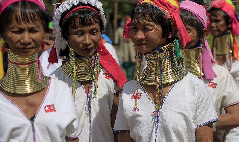 Las mujeres de la etnia Kayan esperan a Aung San Suu Kyi, antes de su discurso de campaña para las próximas elecciones generales, en Demoso. REUTERS