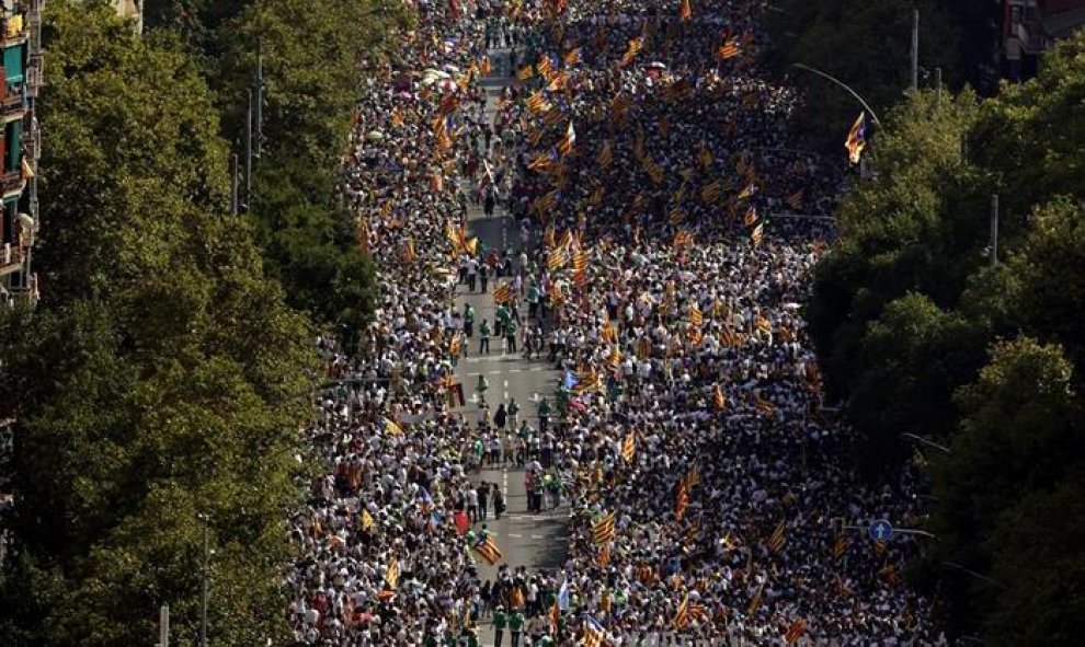 Miles de personas esperan en la avenida Meridiana de Barcelona el comienzo de la Via Catalana, la gran manifestación por la Diada de Cataluña. EFE/Alberto Estévez