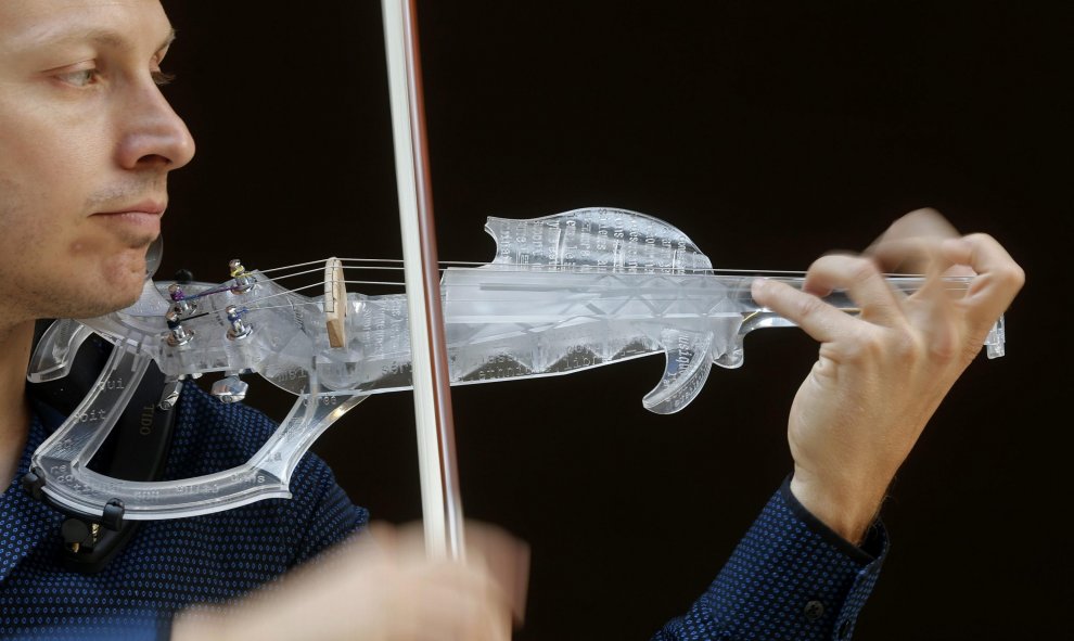 El ingeniero francés y violinista profesional Laurent Bernadac toca un violín impreso en 3D en París. REUTERS